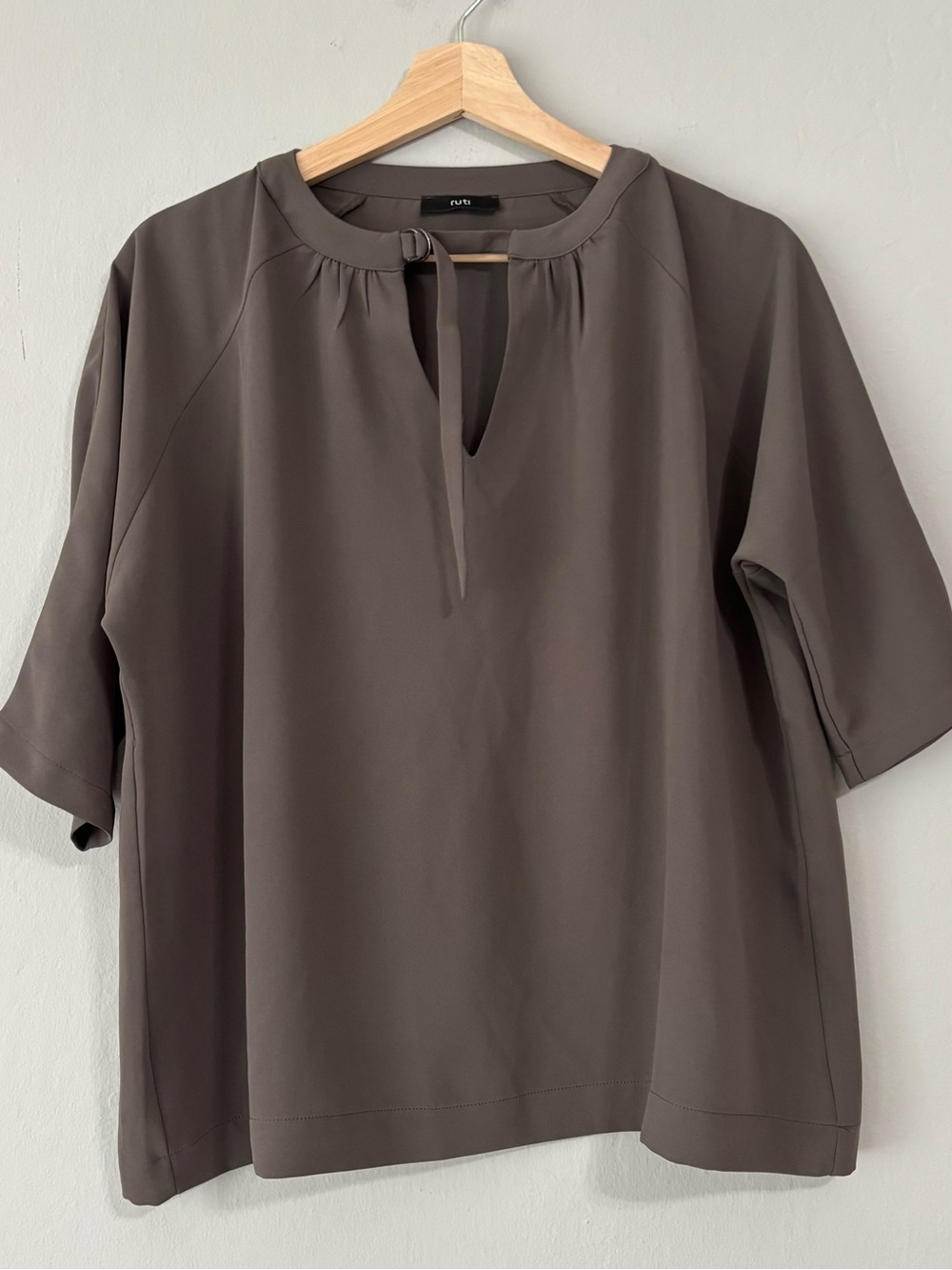 RUTI Black Key Hole Flowy Brown Grey Blouse
